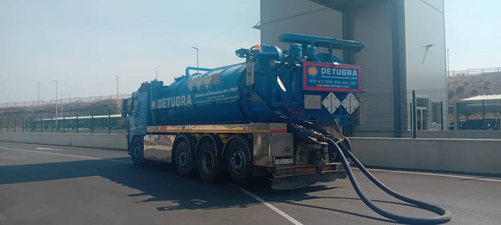 Vehículo cisterna autorizado para el transporte de mercancías peligrosas