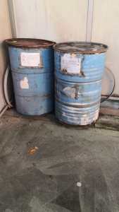 bidones de almacenamiento en mal estado 