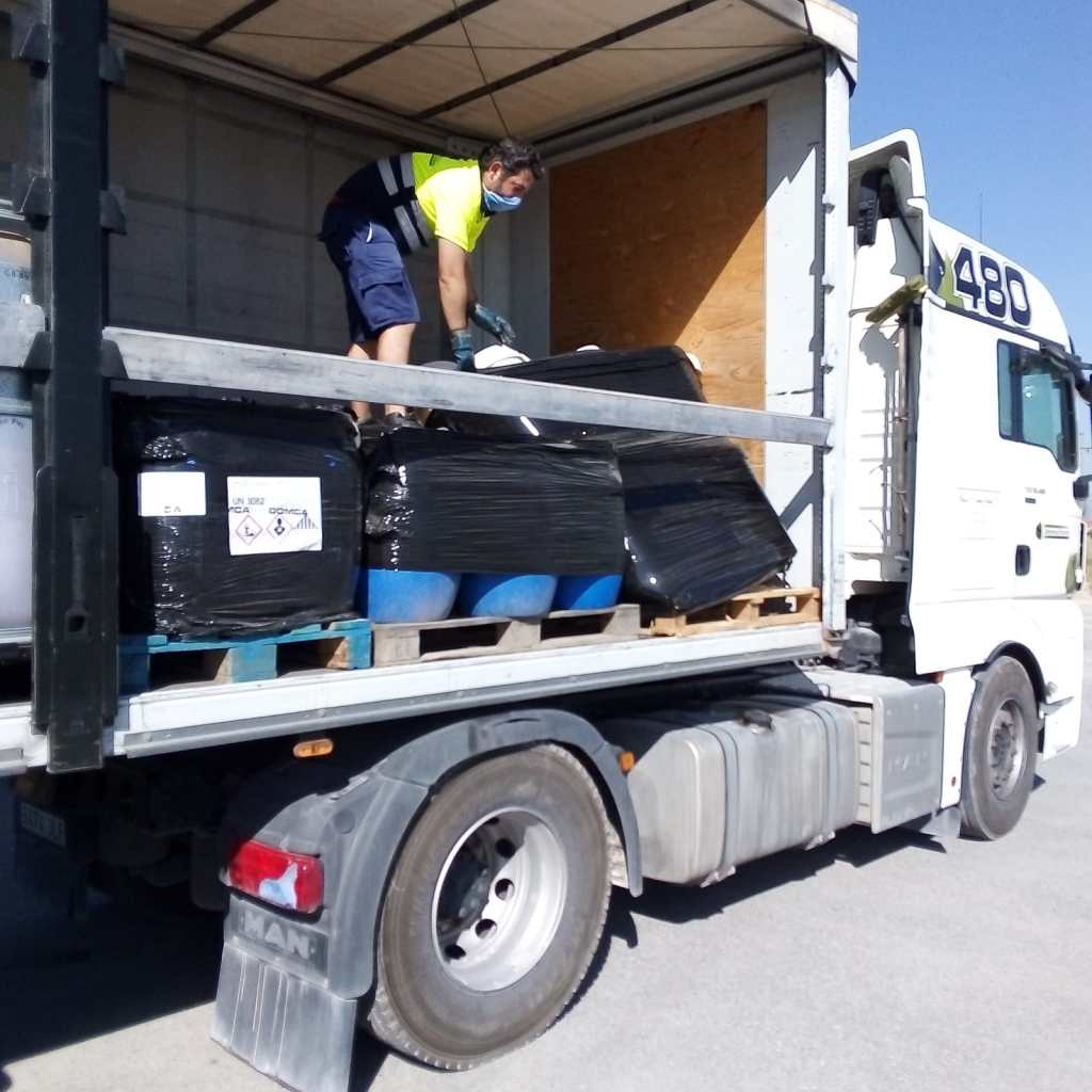 Prohibición de que el transportista o en este caso conductor participe en la carga o descarga de mercancías peligrosos
